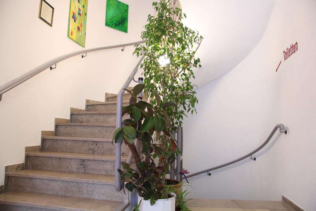 Hotel Am Schloss Neuenstein Buitenkant foto